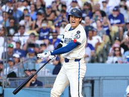 ダイヤモンドバックス戦の3回、ファウルを打ち声を上げるドジャース・大谷=ロサンゼルス(共同)