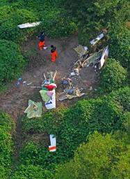 　グライダーが墜落し大破した埼玉県熊谷市の現場＝３１日午後４時１６分（共同通信社ヘリから）