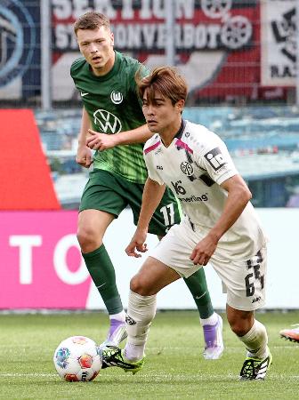 　ウォルフスブルク戦で攻め込むマインツの佐野（手前）＝ウォルフスブルク（共同）