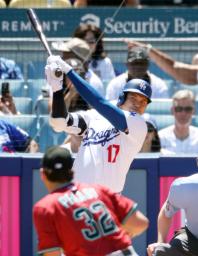 ダイヤモンドバックス戦の1回、右前打を放つドジャース・大谷。投手ファット=ロサンゼルス(共同)