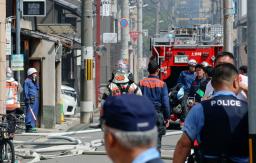 　出火した京都市上京区の現場付近＝１日午前９時４８分