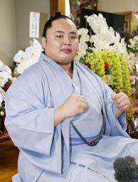 　大相撲秋場所の番付が発表され、ポーズをとる琴勝峰＝１日、千葉県松戸市の佐渡ケ嶽部屋