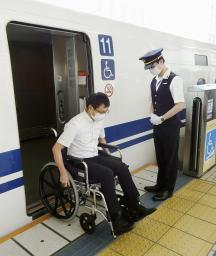 　改良工事が完了し、車いすの乗客が駅員の介助なしでも乗り降りできるようになった東海道新幹線の東京駅ホームの一部＝２０２１年６月