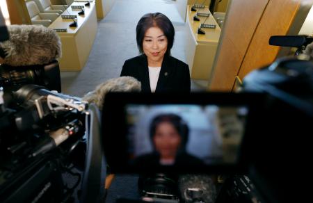 静岡県伊東市議会で不信任決議が可決され、報道陣に囲まれる田久保真紀市長=1日午前