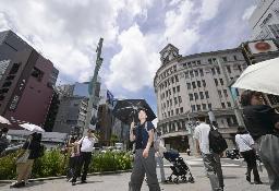 　日傘を手に東京・銀座を歩く人たち＝７月