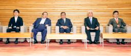 　閣議に臨む石破首相（中央）ら＝２日午前、首相官邸
