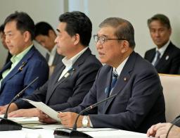 　防災立国推進閣僚会議で発言する石破首相（手前右）＝２日午前、首相官邸