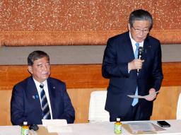 自民党の両院議員総会で発言する森山幹事長。参院選の総括報告書取りまとめを終え、退任の意向を表明した。左は総裁の石破首相=2日午後、東京・永田町の党本部