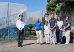 　農業の振興に貢献したとして表彰された農家を視察される秋篠宮さま＝２日午前、川崎市（代表撮影）