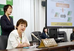 　大規模森林伐採を伴う太陽光発電所の新設自粛を求める指導方針の策定を発表する郡和子仙台市長（手前）＝２日午前、市役所