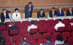 自民党の両院議員総会で、参院選敗北について陳謝する総裁の石破首相(左から3人目)。中央は森山幹事長=2日午後、東京・永田町の党本部