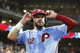 1試合4本塁打を放ち、インタビューを受けるフィリーズのシュワバー=8月28日、フィラデルフィア(ゲッティ=共同)