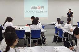 　国税庁の職業体験プログラムで模擬税務調査に参加する女子大学生ら＝３日午後、東京都内