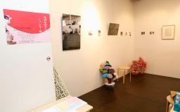 　北三郎さん（仮名）の作品が並ぶ展覧会の会場＝３日午後、東京都北区