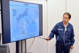 　発達する熱帯低気圧について説明する気象庁の担当者＝３日午後、気象庁