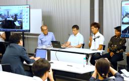 　災害時の外国人支援を考えるセミナーで話し合う松元秀亮さん（奥左から２人目）と「マルカツ水産」の佐々木晶生社長（同３人目）ら＝４日午後、盛岡市