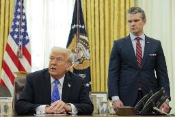 米ホワイトハウスの大統領執務室で話すトランプ大統領(左)とヘグセス国防長官=3月(ゲッティ=共同)