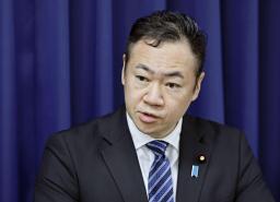 自民党の鈴木馨祐法相=6月、法務省