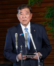 記者団の取材に応じる石破首相。今秋の経済対策策定を表明した=5日午後、首相官邸