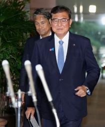 記者団の取材に臨む石破首相=5日午前、首相官邸
