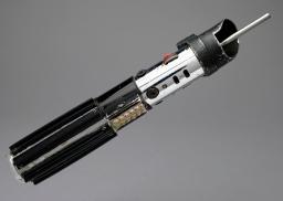 　米ロサンゼルスの競売で落札された、映画シリーズ「スター・ウォーズ」でダース・ベイダーが使ったライトセーバー（プロップストア提供、共同）
