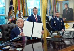 米国防総省の呼称として「戦争省」を使うことを認める大統領令に署名したトランプ大統領=5日、ホワイトハウス(ゲッティ=共同)