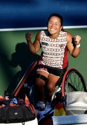 車いすの部女子シングルスで決勝進出を決め、笑顔を見せる上地結衣=ニューヨーク(共同)