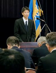 　臨時署長会議で訓示する神奈川県警の和田薫本部長＝６日午前、県警本部