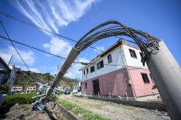 　突風の被害を受け折れ曲がった電柱＝６日午前１０時３３分、静岡県牧之原市