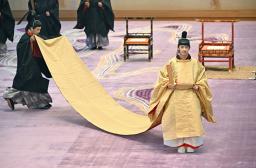 　燕尾纓の冠を着け「加冠の儀」に臨まれる秋篠宮家の長男悠仁さま＝６日午前１０時１６分、宮殿・春秋の間（代表撮影）