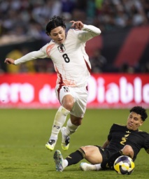 日本―メキシコ 前半、競り合う南野(8)=オークランド(共同)