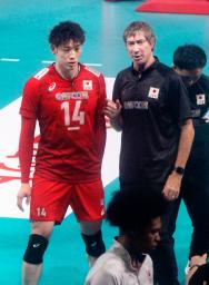 　バレーボール男子の世界選手権に向けた壮行試合最終戦のイタリア戦でティリ監督（手前右）と話す石川＝ららアリーナ東京ベイ