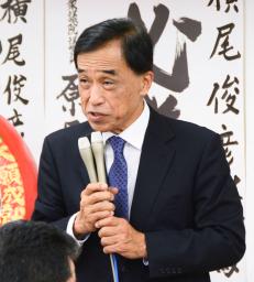 　佐賀県多久市長選での落選が決まり、敗戦の弁を述べる横尾俊彦氏＝７日夜、多久市