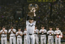 　リーグ優勝を決め、トロフィーを掲げる阪神・藤川監督＝甲子園