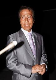 　岐阜県岐南町議選で当選が決まり、取材に応じる小島英雄氏＝７日夜、岐南町