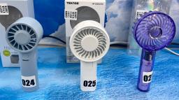 　家電量販店の売り場に並ぶ携帯扇風機