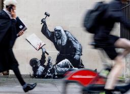 デモ参加者に小づちを振り上げる裁判官を描いたとみられるバンクシーの新作=ロンドン、撮影日不明(Banksy/PA通信=共同)