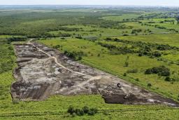 　釧路湿原周辺の大規模太陽光発電所の建設現場＝８月、北海道釧路市