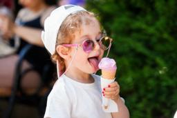 暑い日が続いたトルコのアンカラでアイスクリームを食べる子ども=7月(ゲッティ=共同)