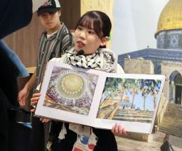 パレスチナのブースでガイドを務める山中李咲さん=大阪市此花区の夢洲