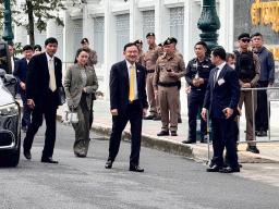 タイの最高裁判所に到着したタクシン元首相(中央)=9日、バンコク(共同)