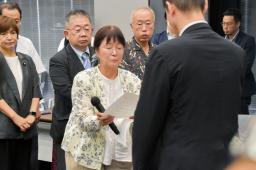 　要請書を手渡す「長生炭鉱の水非常を歴史に刻む会」の井上洋子共同代表（中央）＝９日午後、東京・永田町の参院議員会館