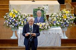 　長嶋茂雄さんをしのび、母校立教大で行われた礼拝で追悼の言葉を述べる本屋敷錦吾さん＝９日午後、東京都豊島区