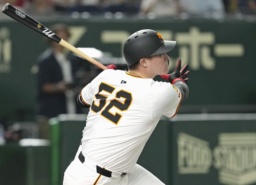 　１回巨人１死満塁、リチャードが左越えに満塁本塁打を放つ＝東京ドーム