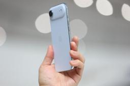 主力スマートフォンの新機種「iPhone(アイフォーン)エア」=9日、カリフォルニア州クパチーノ(ロイター=共同)