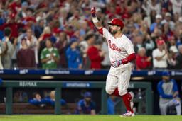 メッツ戦でナ・リーグ最速の50号到達となる3ランを放ったフィリーズのカイル・シュワバー=9日、フィラデルフィア(AP=共同)