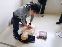 　愛知県豊橋市の市立本郷中で行われた救命講習。マネキンを階段から踊り場まで運び、ＡＥＤを使って心肺蘇生を練習した＝４月（同校提供）