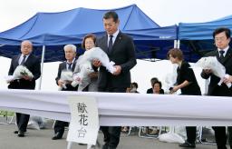 　決壊現場での追悼式で献花する神達岳志市長（中央）ら＝１０日午後、茨城県常総市