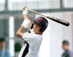 　調整する野球Ｕ―１８Ｗ杯日本代表の阿部＝那覇市