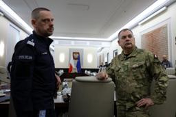 10日、ロシアによる領空侵犯を受けて開かれたポーランド政府の会合に出席する軍幹部ら=ワルシャワ(ロイター=共同)